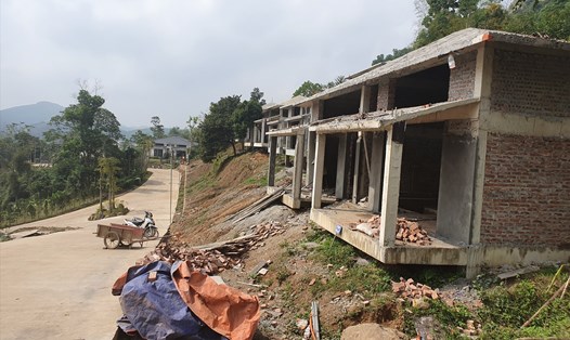 Dãy nhà đang xây dang dở của dự án Onsen resort tại xã Mông Hoá, TP.Hoà Bình. Ảnh: CHÍ NGUYÊN