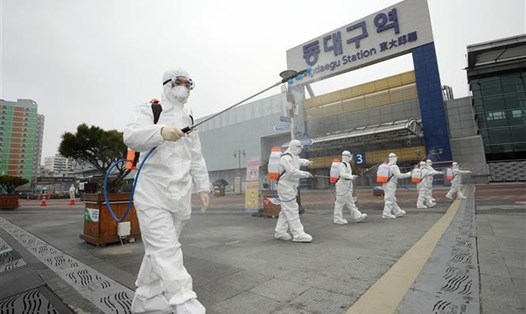 Lực lượng kiểm dịch phun thuốc khử trùng nhằm ngăn dịch COVID-19 lây lan tại Daegu ngày 29.2.2020. Ảnh: Yonhap/TTXVN.