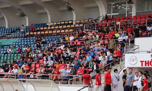 Sân Thống Nhất chỉ đón vỏn vẹn 100 cổ động viên xem Công Phượng đối đầu Quang Hải ở Siêu cup Quốc gia 2020. Ảnh: HCMFC