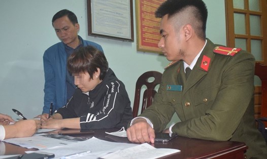 Trương Thị Thắm sau khi bị triệu tập làm việc đã phải nộp phạt 10 triệu đồng do dùng facebook đăng tin sai sự thật về dịch COVID - 19.