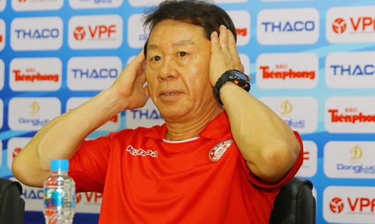 Huấn luyện viên Chung Hae-seong khẳng định không có chuyện ưu ái tiền đạo Công Phượng ở câu lạc bộ TP.HCM. Ảnh: Đ.V