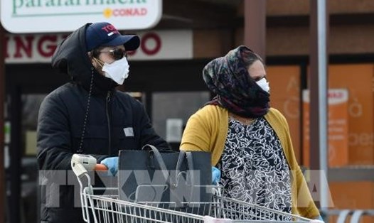 Người dân đeo khẩu trang phòng dịch COVID-19 tại thị trấn Casalpusterlengo, Italia hôm 23.2. Ảnh: AFP