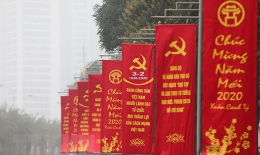 Khẩu hiệu được trang trí tại Trung tâm Hội nghị Quốc gia chào mừng kỷ niệm 90 năm Ngày thành lập Đảng Cộng sản Việt Nam. Ảnh: TTXVN
