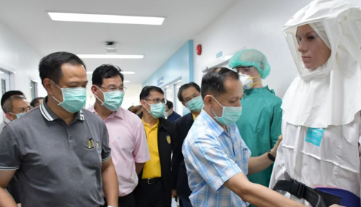 Các quan chức y tế Thái Lan kiểm tra quần áo bảo hộ tại Viện truyền nhiễm Bamrasnaradura ở Nonthaburi, Thái Lan. Ảnh: AFP