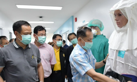 Các quan chức y tế Thái Lan kiểm tra quần áo bảo hộ tại Viện truyền nhiễm Bamrasnaradura ở Nonthaburi, Thái Lan. Ảnh: AFP