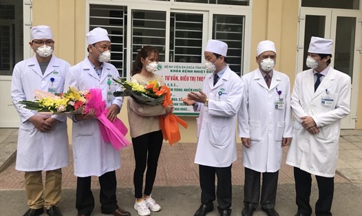 Chị T xuất viện trong niềm vui của đội ngũ y - bác sĩ Bệnh viện Đa khoa Thanh Hoá. Ảnh: Xuân Hùng