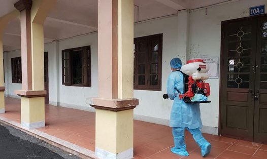 Trung tâm Kiểm soát bệnh tật tỉnh Lạng Sơn tổ chức phun tiêu độc khử trùng cho trường học trên địa bàn.