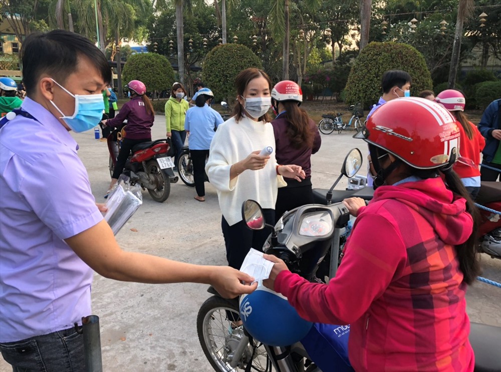 Phát khẩu trang miễn phí cho CNLĐ trước khi vào làm.