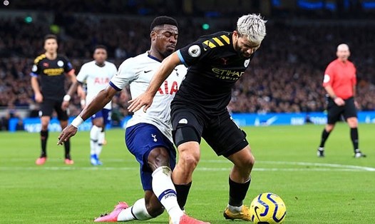 Pha phạm lõi trong vòng cấm của Serge Aurier với Sergio Aguero trong trận đấu giữa Tottenham và Manchester City.