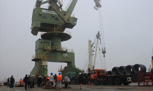 Hoạt động bốc dỡ thép ở cảng Sơn Dương thuộc Dự án của Công ty FHS. Ảnh: Trần Tuấn