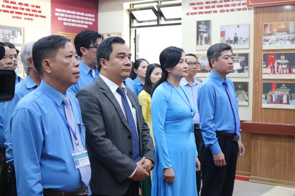 Lãnh đạo LĐLĐ tỉnh Thừa Thiên - Huế cùng các cấp Công đoàn làm lễ dâng hương tại phòng truyền thống. Ảnh: PĐ.
