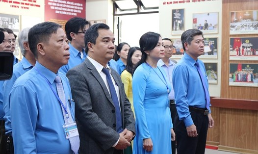 Lãnh đạo LĐLĐ tỉnh Thừa Thiên - Huế cùng các cấp Công đoàn làm lễ dâng hương tại phòng truyền thống. Ảnh: PĐ.