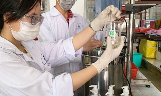 Bộ môn Kỹ thuật Hoá Hữu cơ, Trường Đại học Bách khoa TPHCM đã pha chế nước rửa tay phòng chống nCoV dành cho cán bộ và sinh viên của trường. Ảnh: ĐHBK