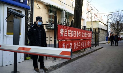 Người dân Bắc Kinh dựng rào chắn để kiểm soát khách ra vào khu dân cư. Ảnh: AFP