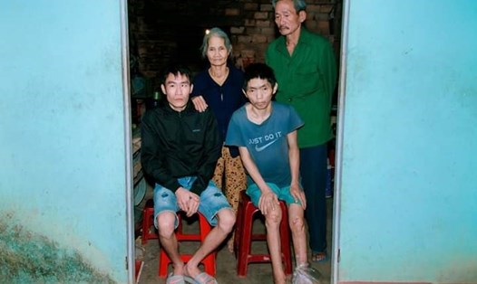 Anh Nguyễn Tiến Sĩ (bên trái) cùng bố mẹ và anh trai. 
Ảnh: 
Kiều Quý