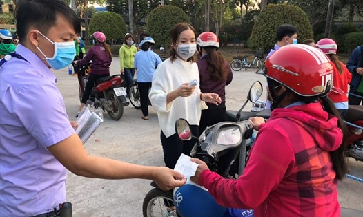 Công ty TNHH Việt Nam Samho phát khẩu trang miễn phí và đo thân nhiệt cho công nhân lao động trước khi vào làm. Ảnh: Sông Hương