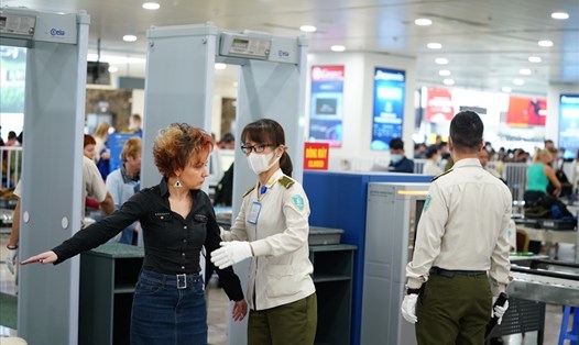 Kiểm tra thân nhiệt hành khách tại sân bay Nội Bài.