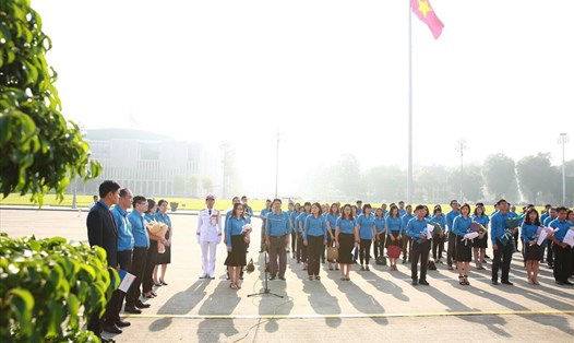 Lễ kết nạp cho 6 đảng viên trẻ thuộc Đảng bộ Báo Lao Động tại Quảng trường Ba Đình trước Lăng Chủ tịch Hồ Chí Minh. Ảnh: S.T