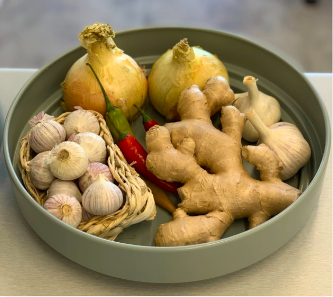 Tỏi, củ gừng, tinh nghệ tươi, … là những gia vị được mọi người truyền nhau để phòng chống dịch cúm Corona ở Vũ Hán, Trung Quốc.