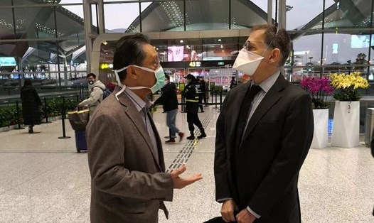 Giáo sư Ian Lipkin (phải) gặp chuyên gia hô hấp nổi tiếng của Trung Quốc Zhong Nanshan tại sân bay quốc tế Bạch Vân Quảng Châu. Ảnh: Tân Hoa Xã.