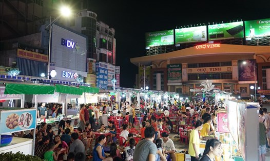 Trong phiên chợ đêm, người dân buôn bán, ăn uống giữa lòng đường Cao Thắng (TP. Vinh - Nghệ An). Ảnh: QĐ
