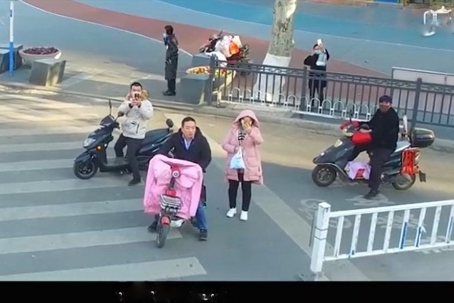 Trung Quốc đang thường xuyên cập nhật các khuyến cáo người dân biện pháp phòng tránh lây lan dịch bệnh. Trong đó có sử dụng máy bay không người lái nhắc người dân đeo khẩu trang. Ảnh: Shanghaiist