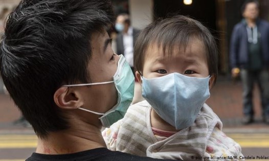 Trung Quốc công bố có một bệnh nhi 7 tháng tuổi nhiễm virus Corona. Ảnh: DW.