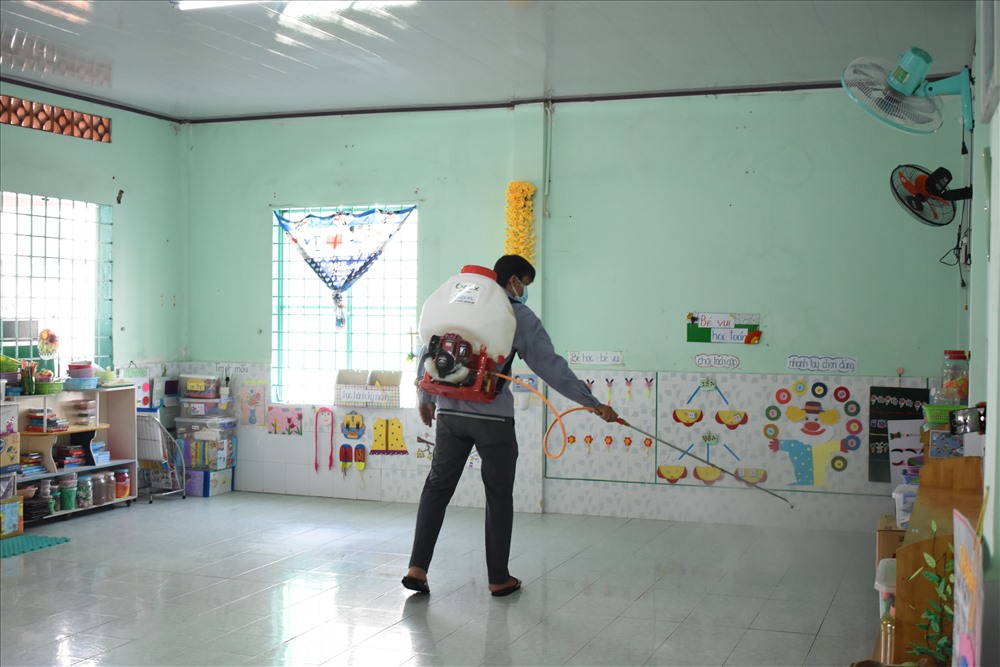Trung tâm Kiểm soát bệnh tật TP.Cần Thơ tổ chức phun tiêu độc khử trùng cho trường học trên địa bàn. Ảnh: Thành Nhân