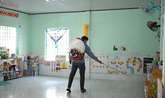 Trung tâm Kiểm soát bệnh tật TP.Cần Thơ tổ chức phun tiêu độc khử trùng cho trường học trên địa bàn. Ảnh: Thành Nhân