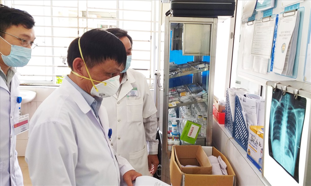 Nhân viên y tế tại Đà Nẵng đang phải sử dụng tiết kiệm từng chiếc khẩu trang y tế vì nguồn cung đang khó khăn