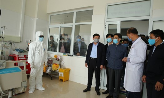 Phó Thủ tướng Vũ Đức Đam kiểm tra công tác phòng chống dịch bệnh tại Quảng Ninh. Ảnh VGP/Trần Mạnh