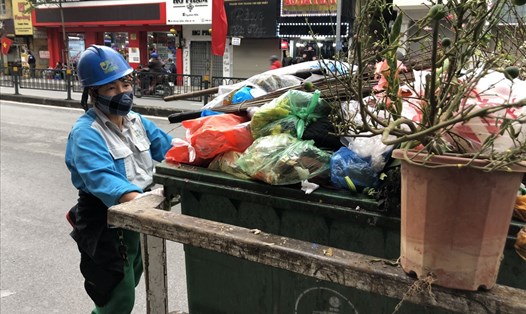 Do đặc thù công việc, nên hàng ngày công nhân ngành vệ sinh môi trường luôn phải đối mặt với nguy cơ lây các bệnh truyền nhiễm.
