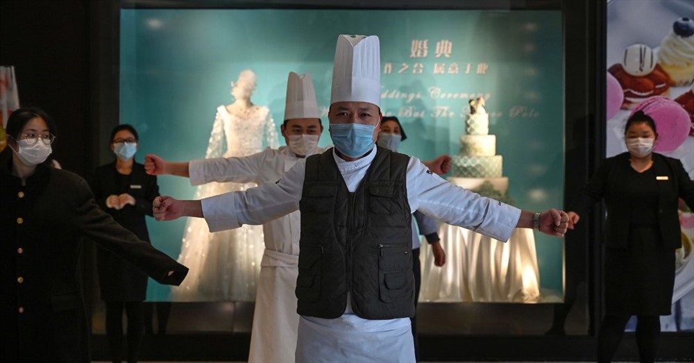 Khóc, hát, nhảy múa, tập thể dục... là những lời khuyên của các chuyên gia y tế Trung Quốc để giảm căng thẳng trong dịch nCoV. Ảnh: AFP