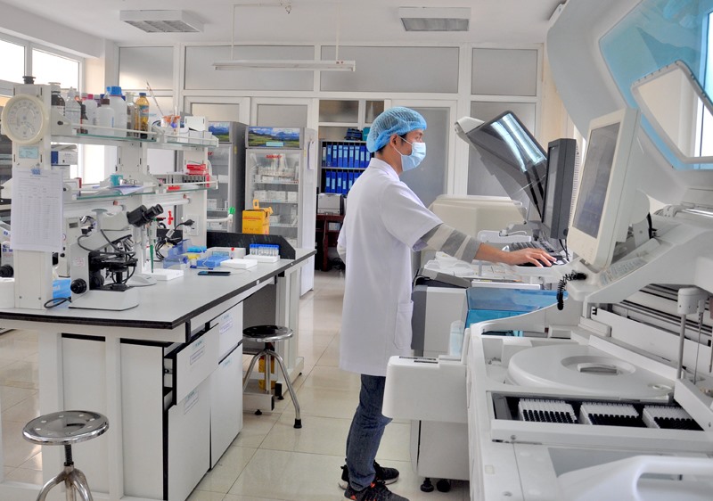 Ngày 4.2, Trung tâm Kiểm soát bệnh tật tỉnh Quảng Ninh lần đầu tiên sử dụng hệ thống máy xét nghiệm Realtime RT - PCR tự động xét nghiệm các mẫu bệnh phẩm có nghi ngờ virus Corona chủng mới. Ảnh: CTV