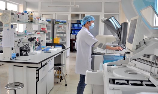 Ngày 4.2, Trung tâm Kiểm soát bệnh tật tỉnh Quảng Ninh lần đầu tiên sử dụng hệ thống máy xét nghiệm Realtime RT - PCR tự động xét nghiệm các mẫu bệnh phẩm có nghi ngờ virus Corona chủng mới. Ảnh: CTV