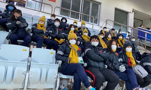 Các cầu thủ nữ Việt Nam dự khán trận Hàn Quốc gặp Myanmar trên sân vận động Jeju (Hàn Quốc). Ảnh: VFF