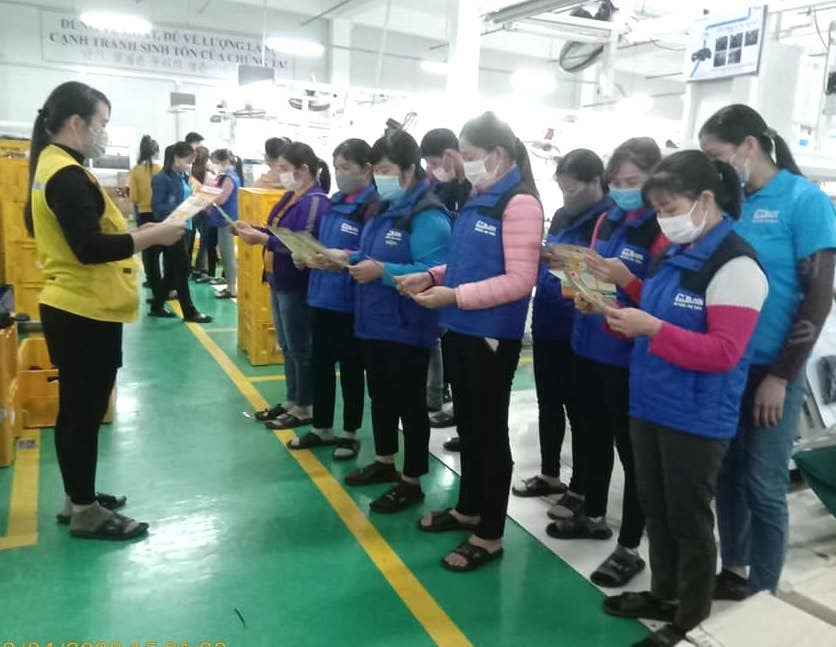Cán bộ công đoàn tỉnh Thái Nguyên phát tờ rơi cảnh báo virus Corona tới người lao động. Ảnh: CĐTN