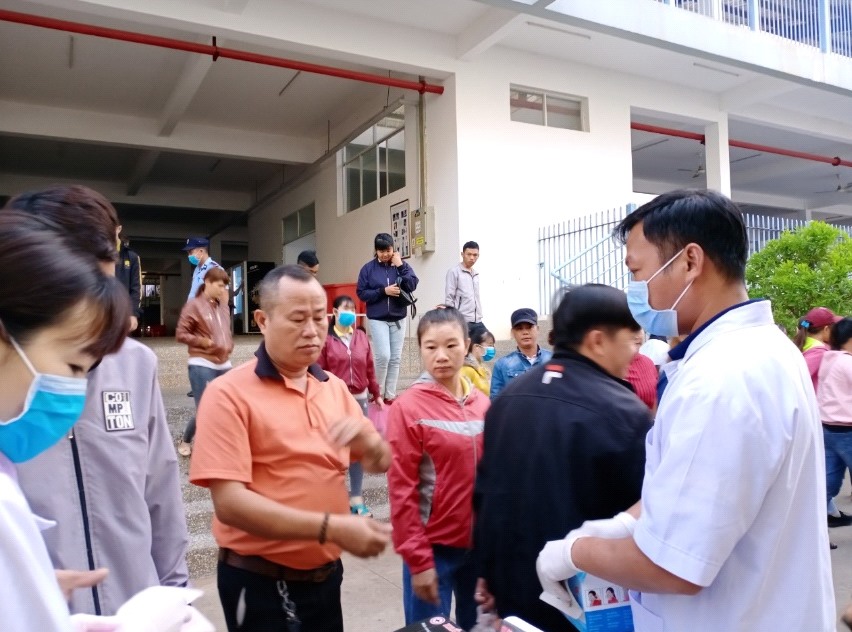 Phát khẩu trang miễn phí tại Công ty TNHH Shyang Ying.