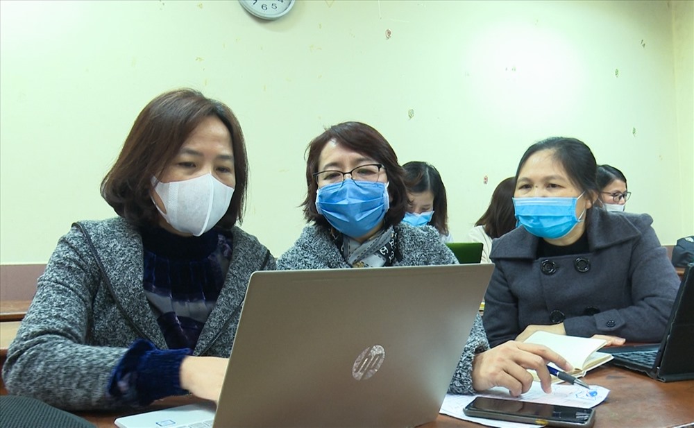 Cùng với công tác phòng chống dịch bệnh, Trường THCS & THPT Nguyễn Tất Thành duy trì việc dạy học bằng cách làm đòi hỏi người giáo viên phải sáng tạo, đầu tư nhiều công sức và nỗ lực hơn. Ảnh: Tô Thế.