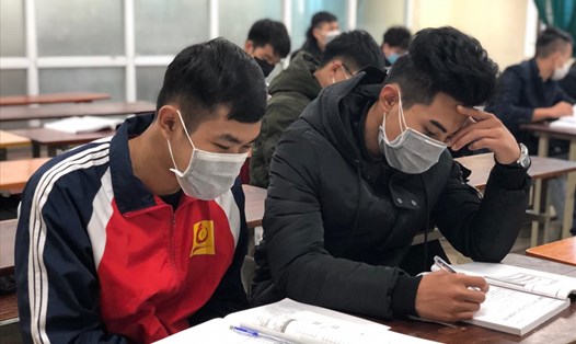 Sinh viên Trường Đại học Công nghiệp được khuyến cáo đeo khẩu trang khi lên lớp học. Ảnh: Nguyễn Hà