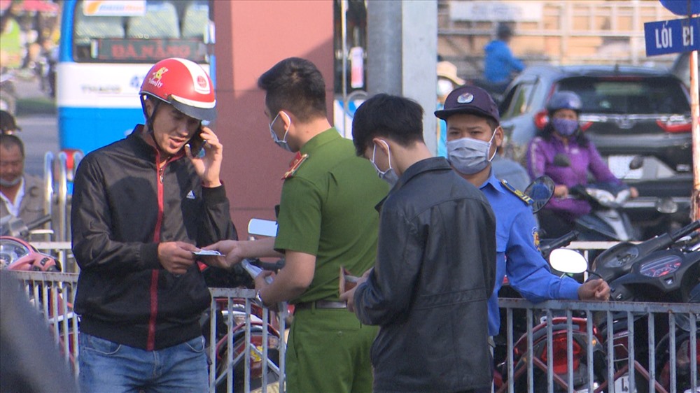 Công an TP.Đà Nẵng phát khẩu trang miễn phí và tuyên truyền cho người dân về cách chống dịch bệnh do virus Corona.