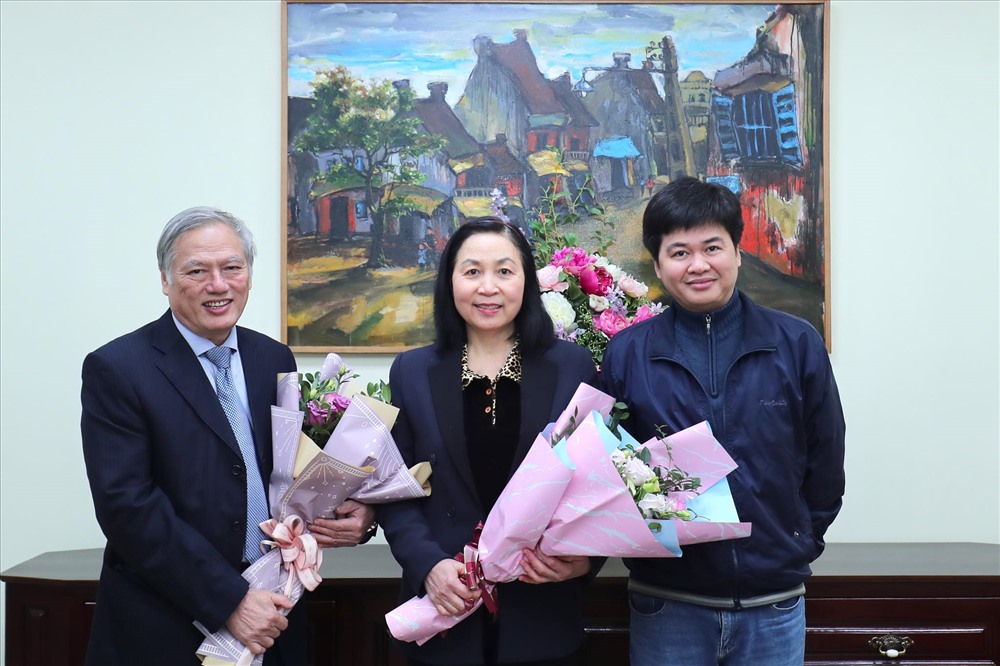 Nhà báo Hoàng Lâm - Tổng thư ký Tòa soạn Báo Lao Động tặng hoa các vị khách mời. Ảnh: Sơn Tùng