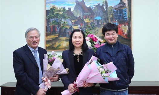 Nhà báo Hoàng Lâm - Tổng thư ký Tòa soạn Báo Lao Động tặng hoa các vị khách mời. Ảnh: Sơn Tùng