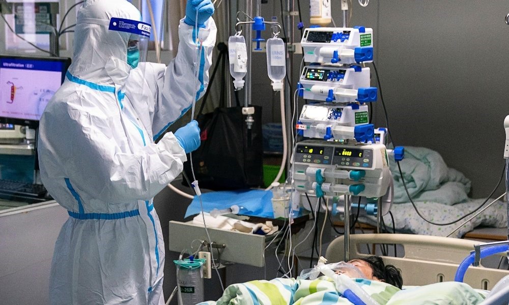 Trung Quốc dự đoán tỉ lệ tử vong do chủng mới của virus Corona sẽ giảm. Ảnh: Getty