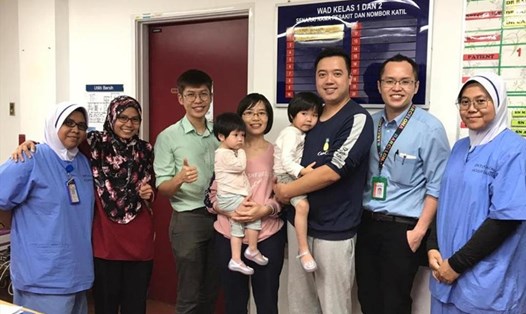 Bé gái 4 tuổi Trung Quốc được các bác sĩ Malaysia chữa khỏi virus Corona và xuất viện ngày 4.2. Ảnh: DGHisham/Facebook