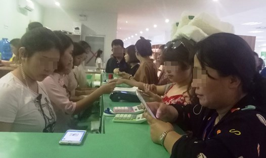 Người Trung Quốc làm việc bên trong một showroom ở Nha Trang, Khánh Hòa vào thời điểm trước dịch nCoV. Ảnh: PV