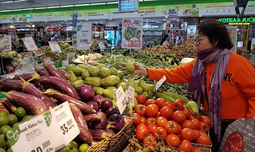 Nguồn cung thực phẩm dồi dào, người dân không cần tích trữ khiến chất lượng thực phẩm giảm sút. (Trong ảnh: Người dân mua rau xanh tại siêu thị Big C trưa 5.2.2020. Ảnh: Kh.V)