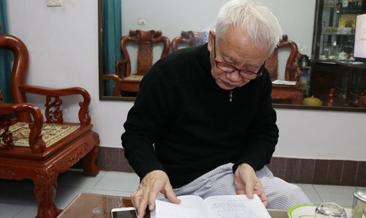 Ông Nguyễn Văn Hùng đã có 11 năm bóc dỡ quảng cáo, tờ rơi ở phường Khương Trung (quận Thanh Xuân, TP. Hà Nội). Ảnh: LN