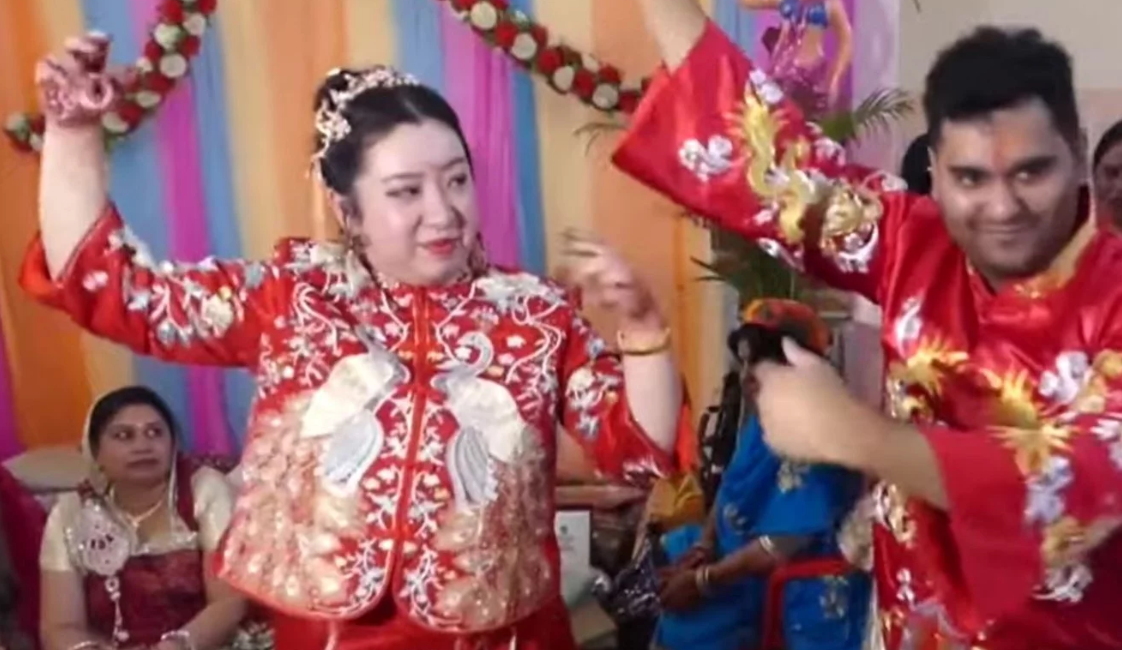 Cô dâu Zhihao Wang và chú rể Satyarth Mishra không để virus Corona làm hỏng hôn lễ ở Ấn Độ. Ảnh: YouTube