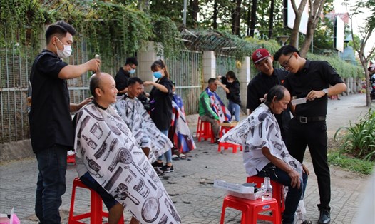 Nhóm bạn trẻ cắt tóc miễn phí do anh Nguyễn Quốc Cường sáng lập. Ảnh TK.